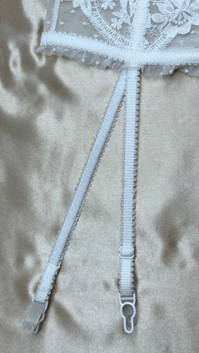 Amee White Garter - TRÈS FOU OR SOMETHING