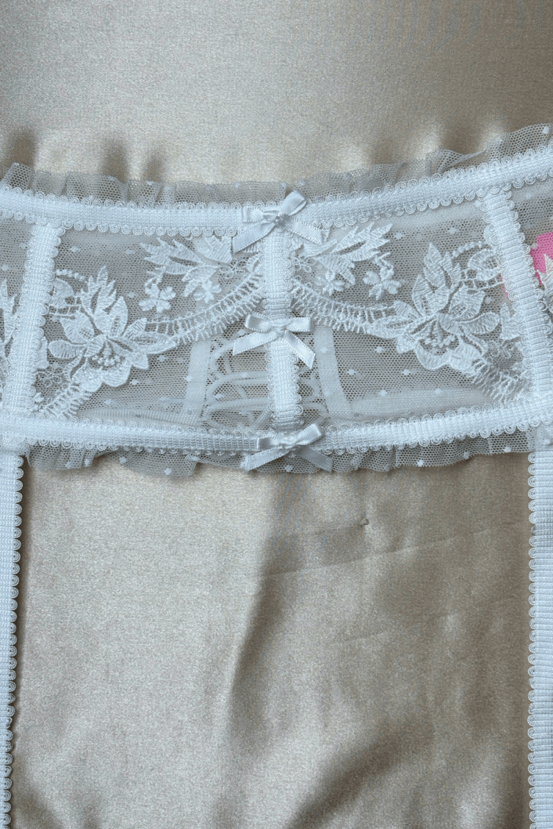 Amee White Garter - TRÈS FOU OR SOMETHING