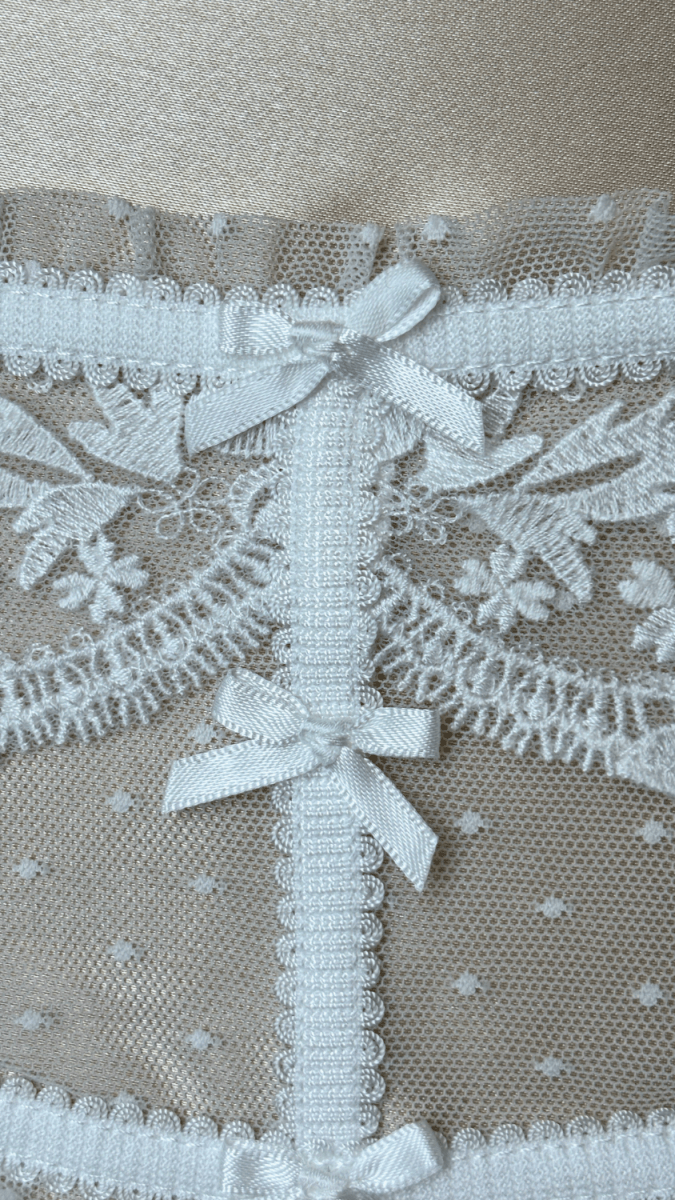 Amee White Garter - TRÈS FOU OR SOMETHING