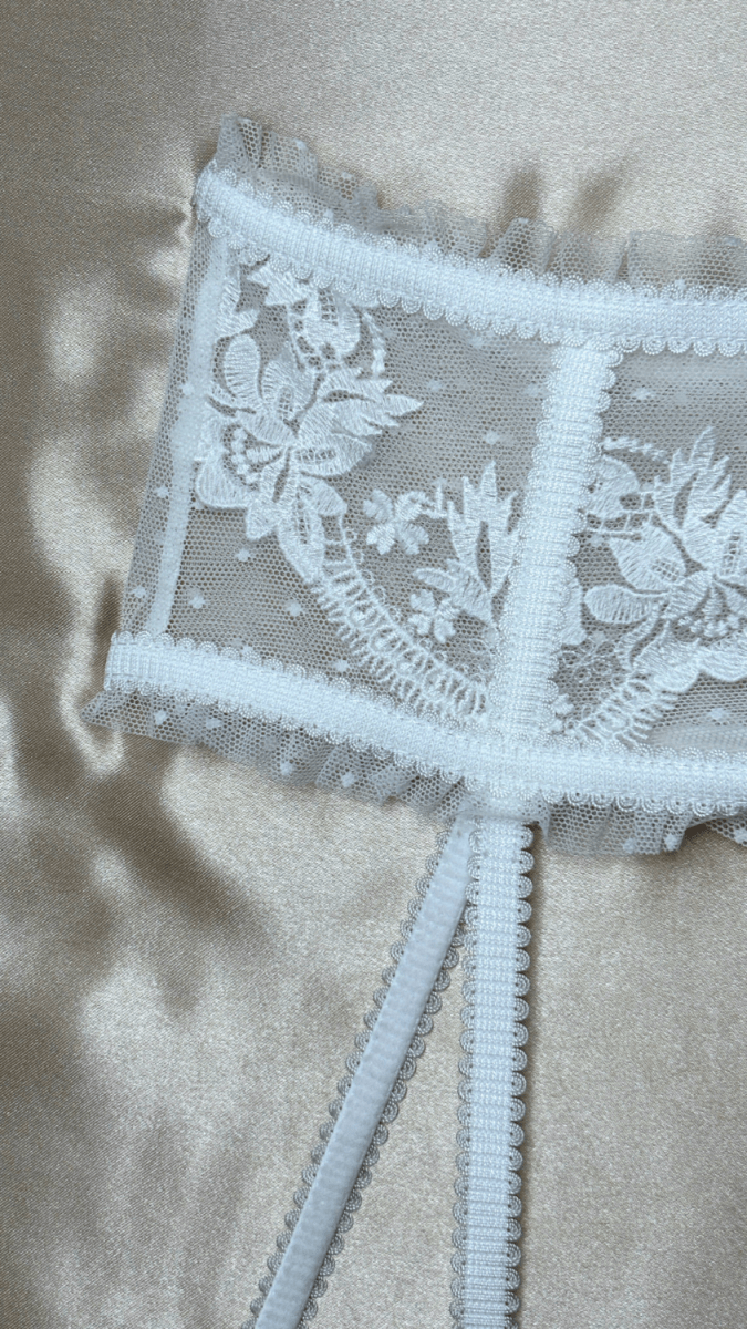 Amee White Garter - TRÈS FOU OR SOMETHING