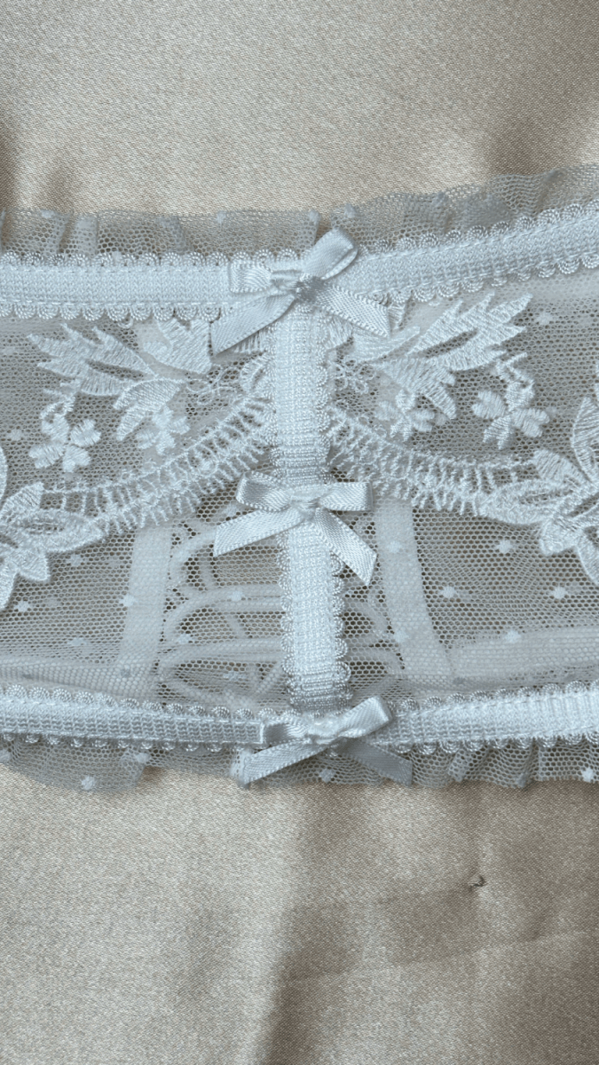 Amee White Garter - TRÈS FOU OR SOMETHING