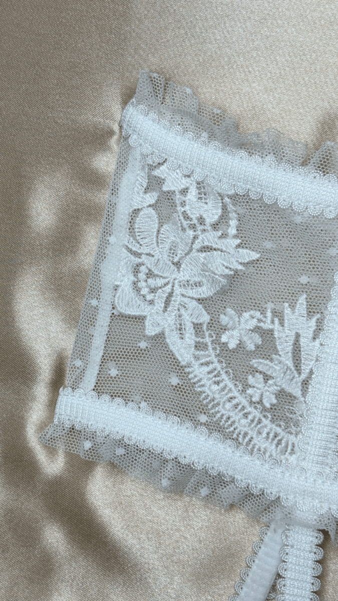 Amee White Garter - TRÈS FOU OR SOMETHING