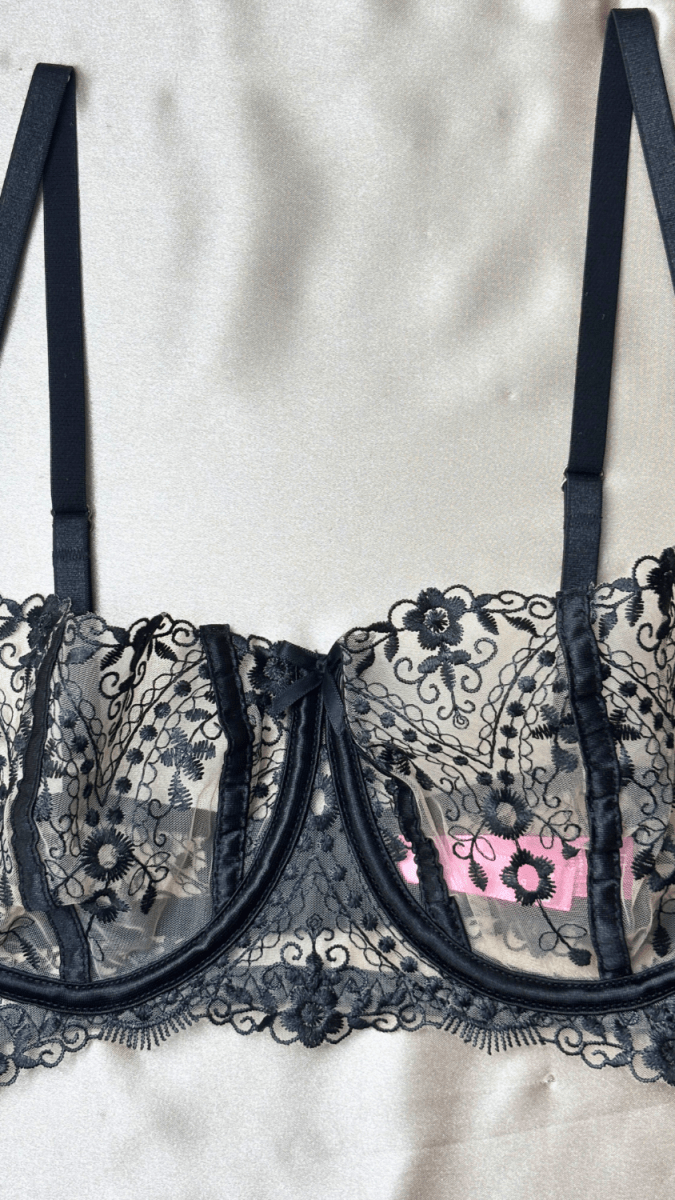 Audrey Bra - TRÈS FOU OR SOMETHING