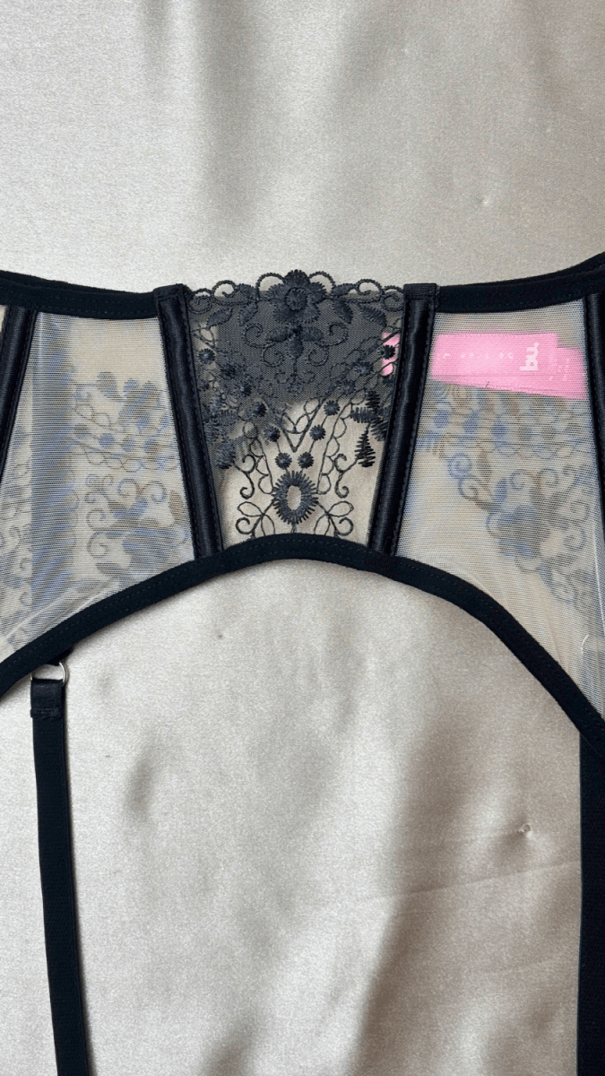 Audrey Garter - TRÈS FOU OR SOMETHING