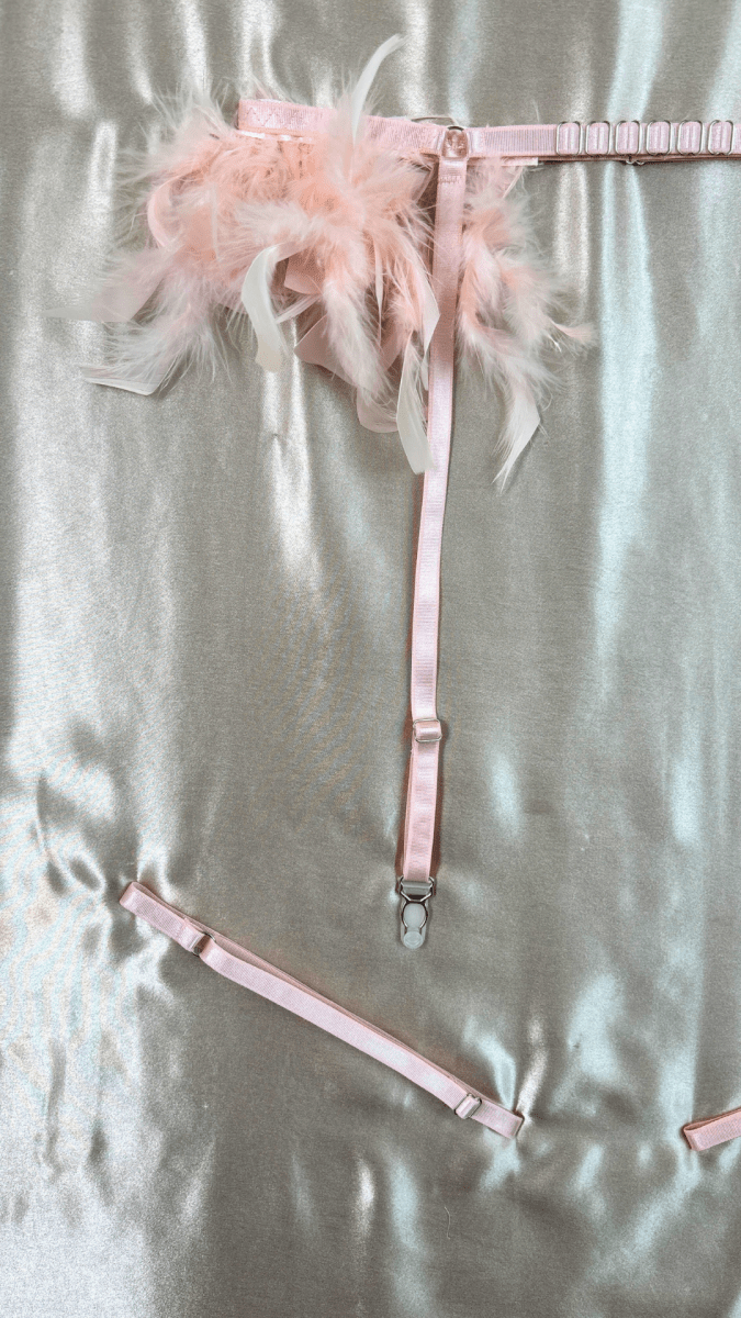 Babygirl Feathers Garter - TRÈS FOU OR SOMETHING