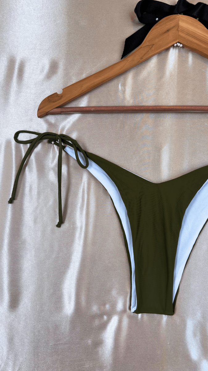 Combat Bikini - TRÈS FOU OR SOMETHING
