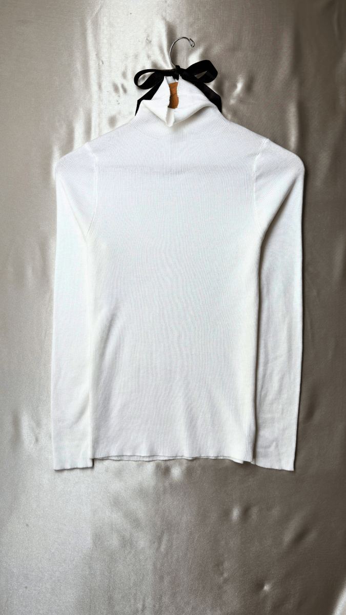 CozyComfort Fitted Long Sleeve White Turtleneck Top - TRÈS FOU OR SOMETHING