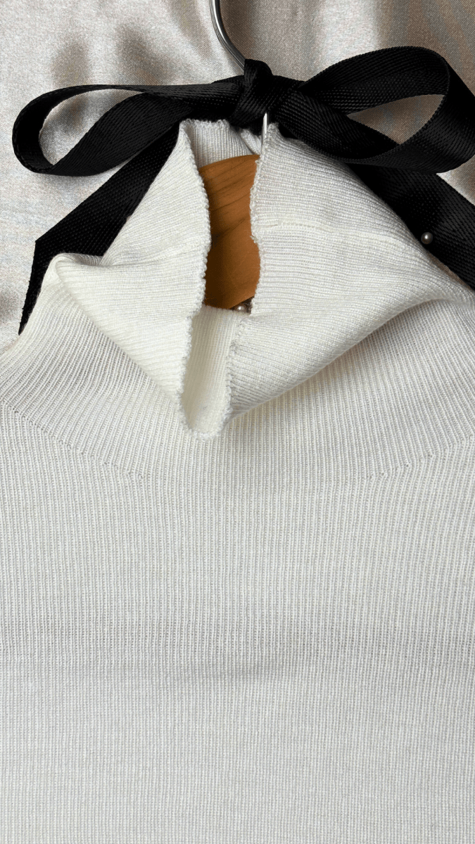 CozyComfort Fitted Long Sleeve White Turtleneck Top - TRÈS FOU OR SOMETHING