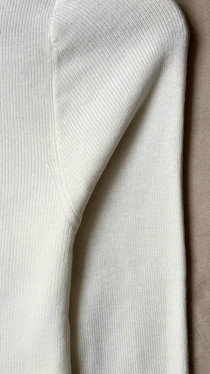 CozyComfort Fitted Long Sleeve White Turtleneck Top - TRÈS FOU OR SOMETHING
