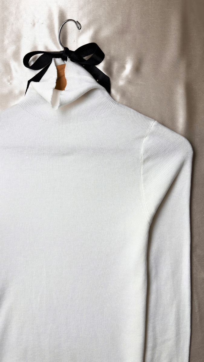 CozyComfort Fitted Long Sleeve White Turtleneck Top - TRÈS FOU OR SOMETHING