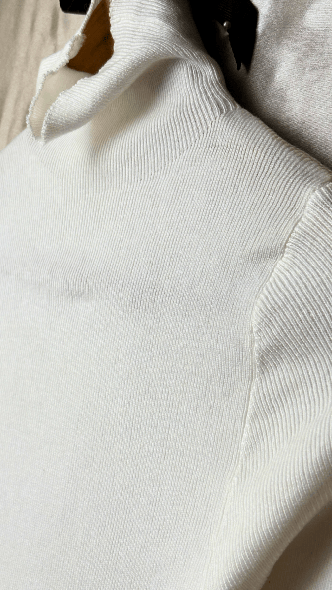 CozyComfort Fitted Long Sleeve White Turtleneck Top - TRÈS FOU OR SOMETHING
