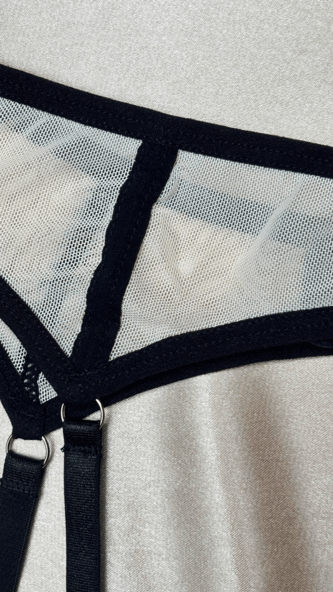 Cruella Garter - TRÈS FOU OR SOMETHING
