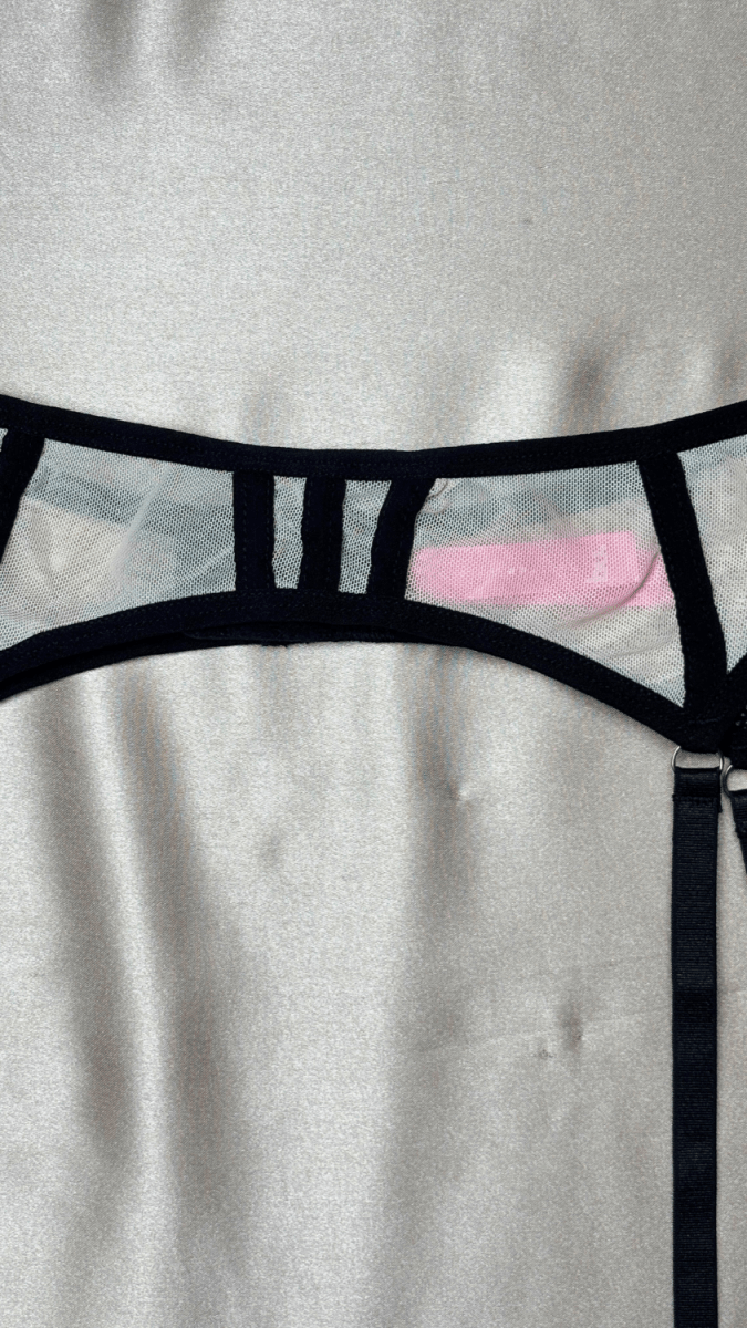 Cruella Garter - TRÈS FOU OR SOMETHING
