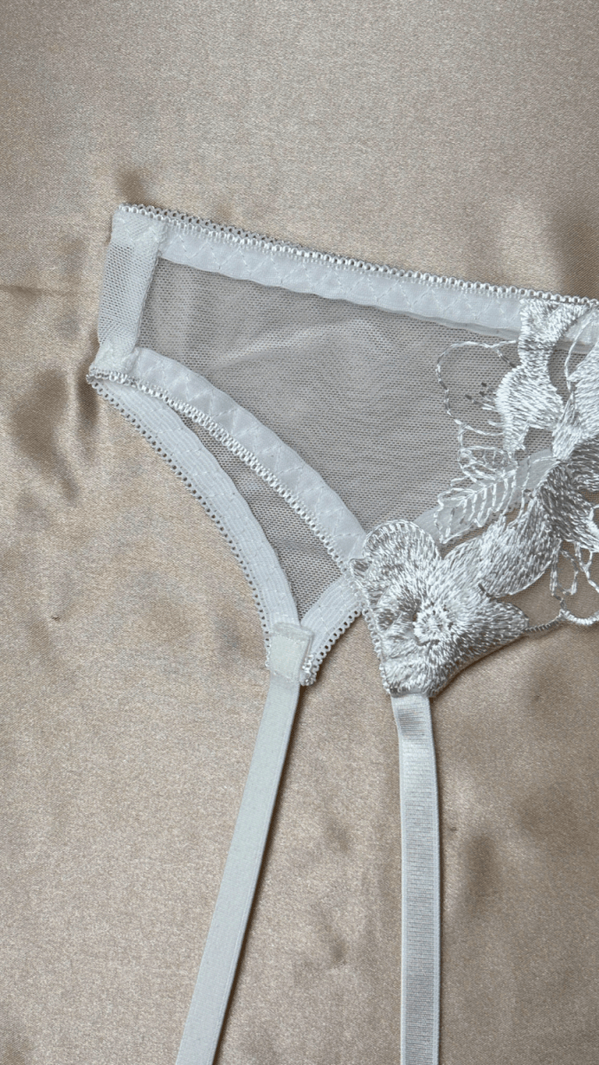 Eden White Garter - TRÈS FOU OR SOMETHING