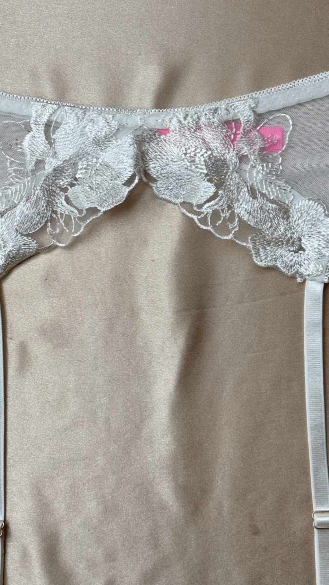Eden White Garter - TRÈS FOU OR SOMETHING