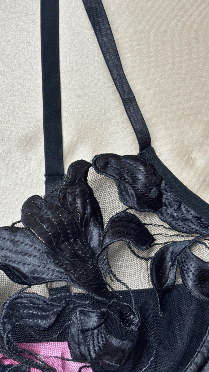 Elle Black Bra - TRÈS FOU OR SOMETHING