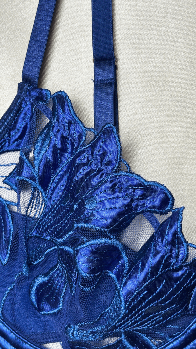 Elle Blue Bra - TRÈS FOU OR SOMETHING