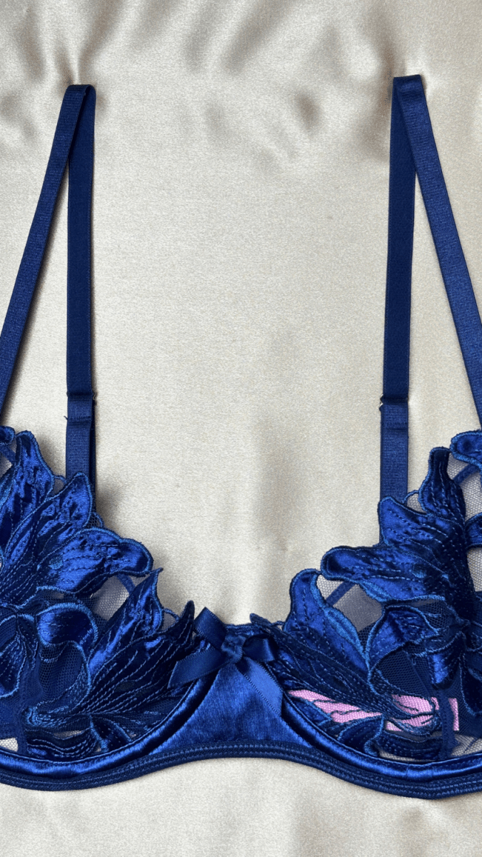 Elle Blue Bra - TRÈS FOU OR SOMETHING
