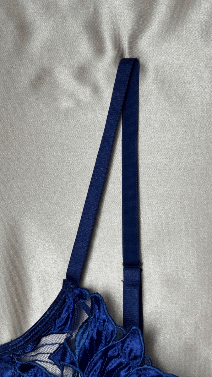 Elle Blue Bra - TRÈS FOU OR SOMETHING