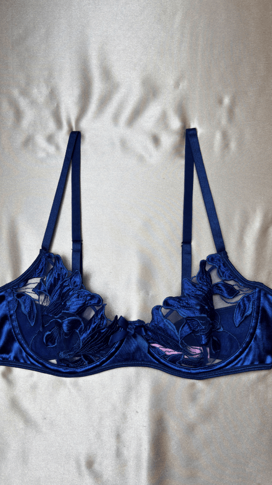Elle Blue Bra - TRÈS FOU OR SOMETHING