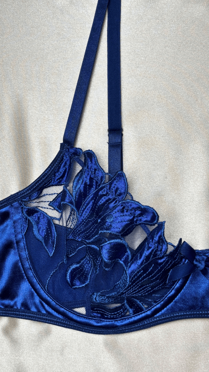 Elle Blue Bra - TRÈS FOU OR SOMETHING