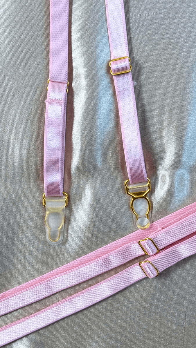 Fluttering Hearts Garter - TRÈS FOU OR SOMETHING