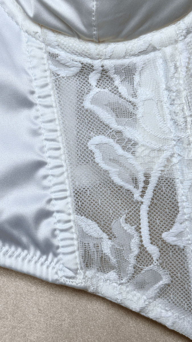 Jolie White Bustier - TRÈS FOU OR SOMETHING