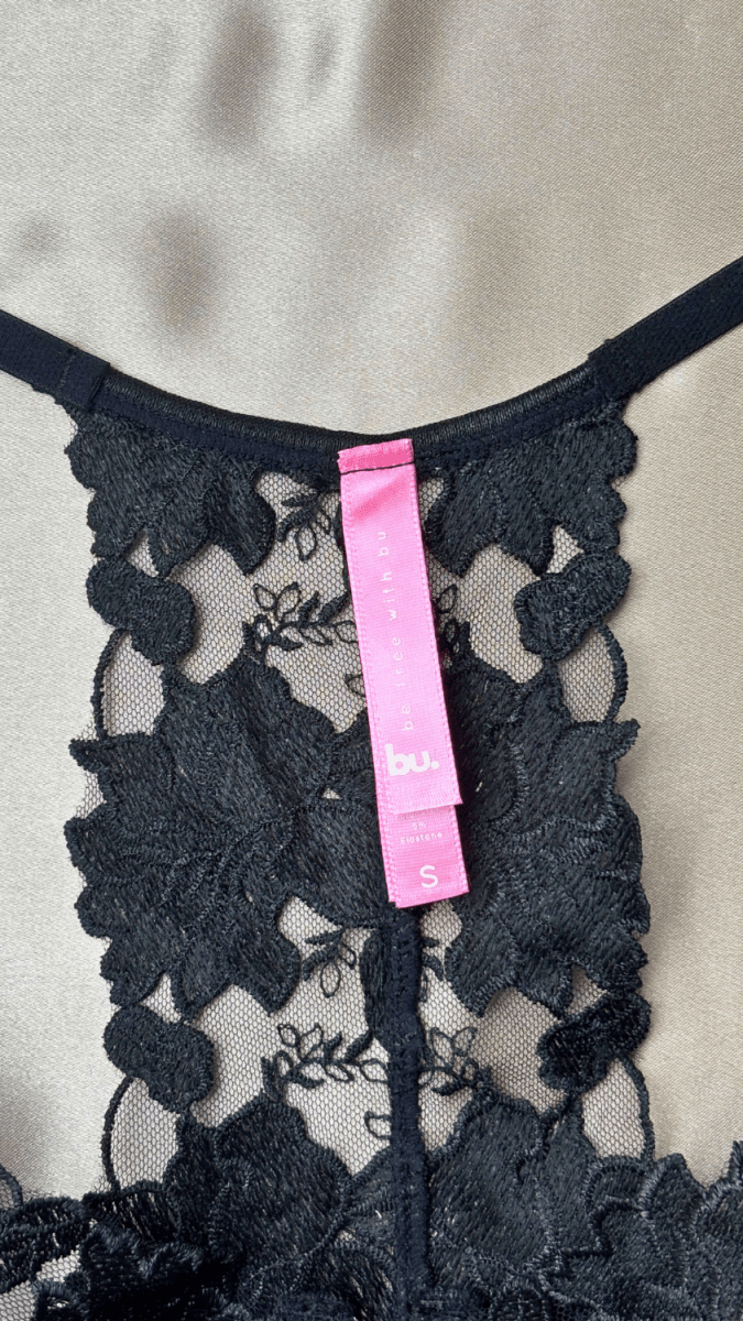 Juliana Bra - TRÈS FOU OR SOMETHING