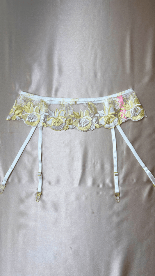 June Garter - TRÈS FOU OR SOMETHING