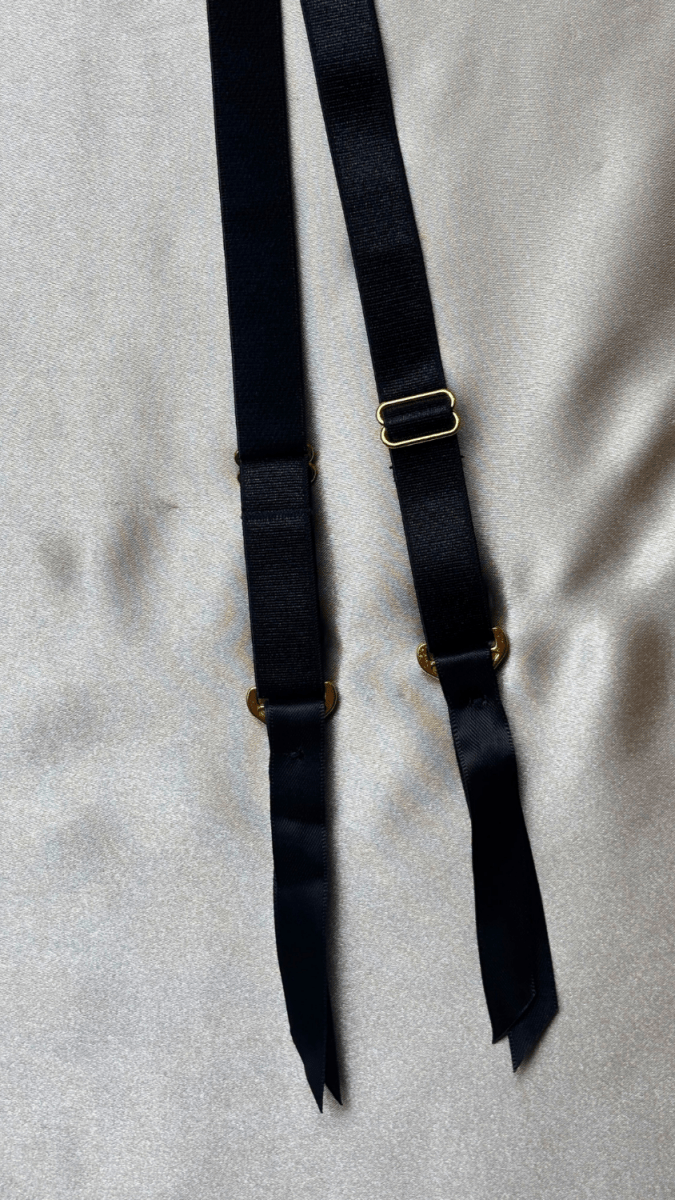 Leona Garter - TRÈS FOU OR SOMETHING