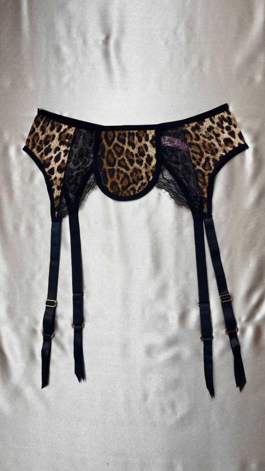 Leona Garter - TRÈS FOU OR SOMETHING