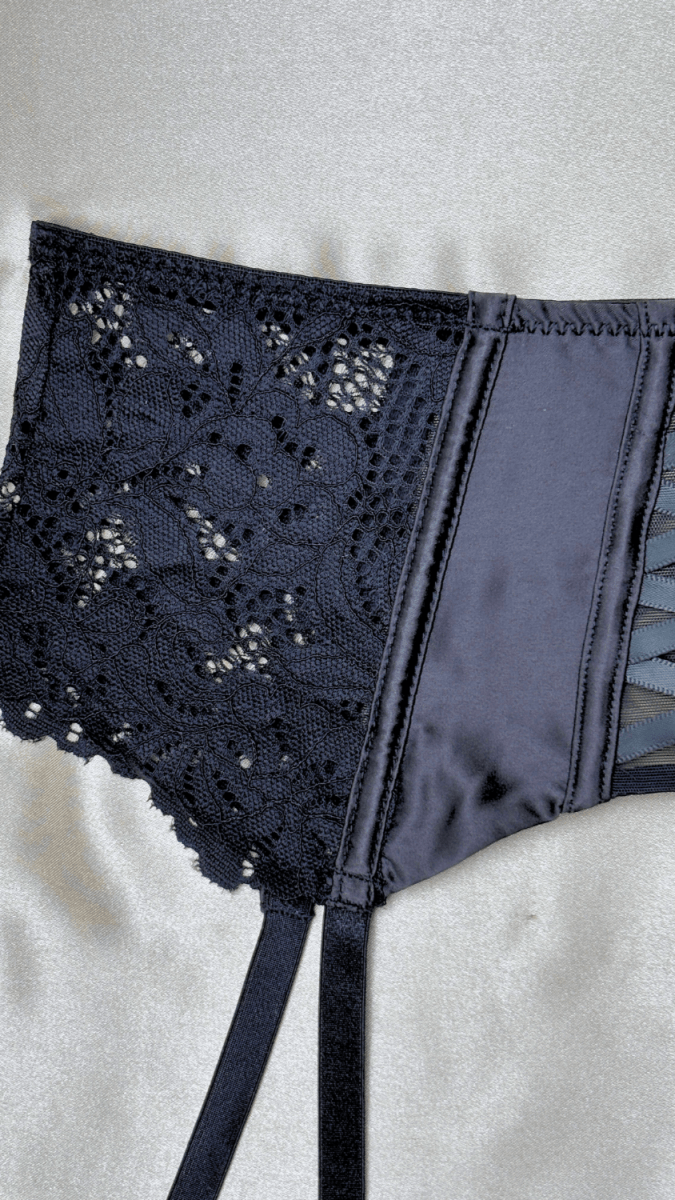 Lyla Black Garter - TRÈS FOU OR SOMETHING