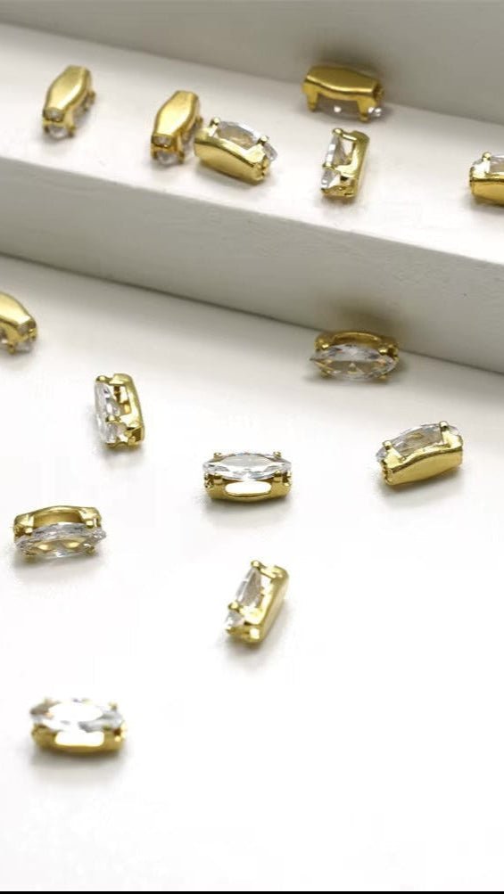 Mini Rectangle Gold Nail Charm - TRÈS FOU OR SOMETHING