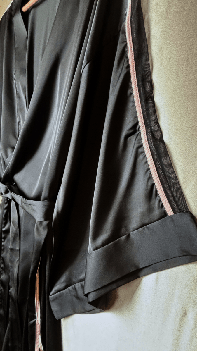 Pink Shoulders Black Robe - TRÈS FOU OR SOMETHING