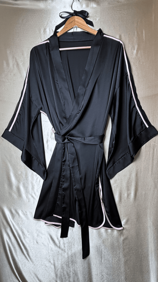 Pink Shoulders Black Robe - TRÈS FOU OR SOMETHING