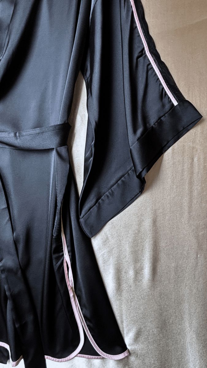 Pink Shoulders Black Robe - TRÈS FOU OR SOMETHING