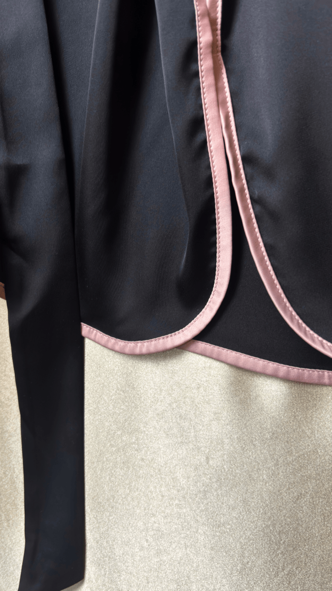 Pink Shoulders Black Robe - TRÈS FOU OR SOMETHING