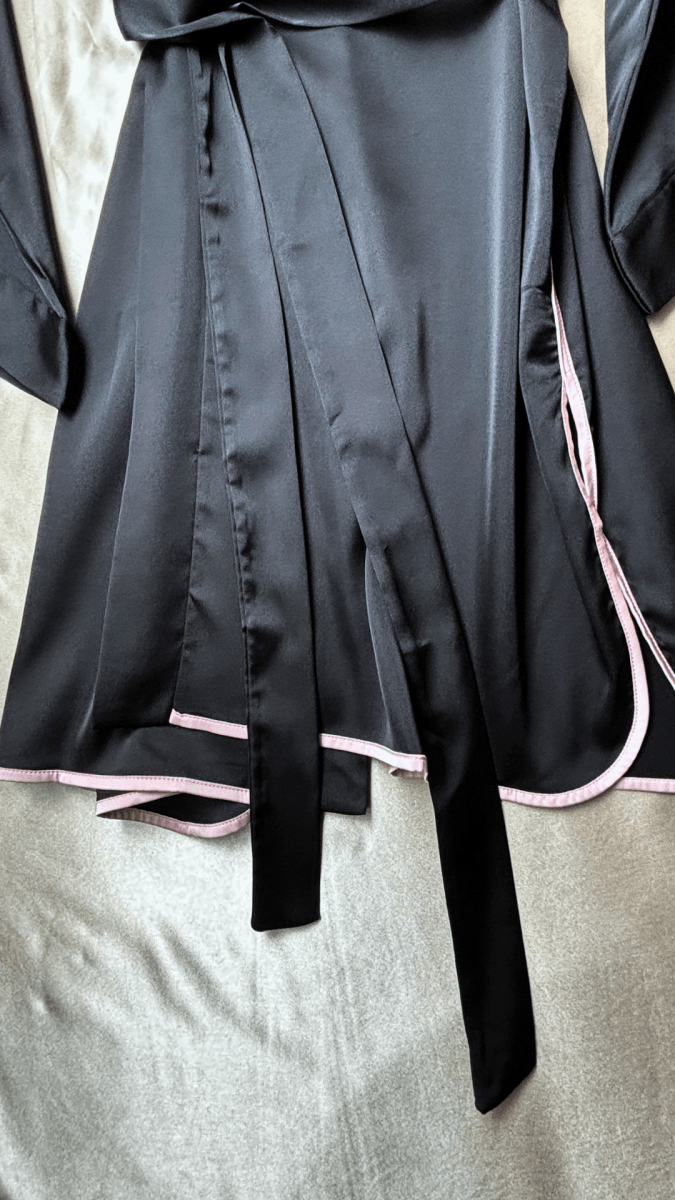 Pink Shoulders Black Robe - TRÈS FOU OR SOMETHING