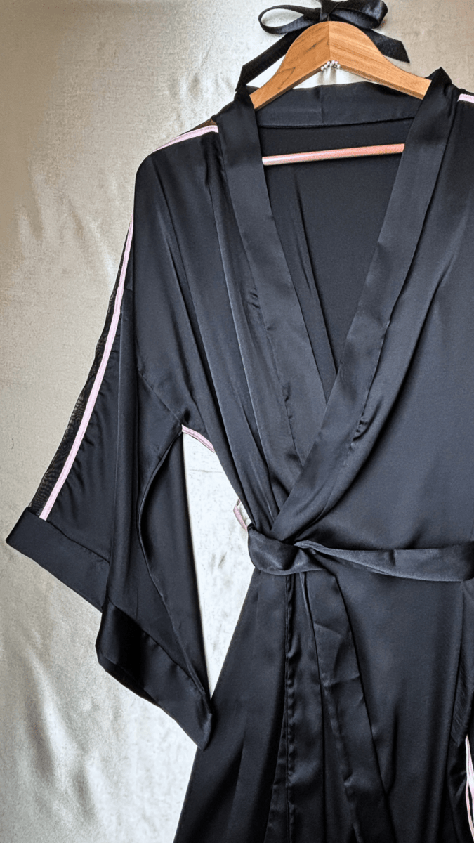 Pink Shoulders Black Robe - TRÈS FOU OR SOMETHING