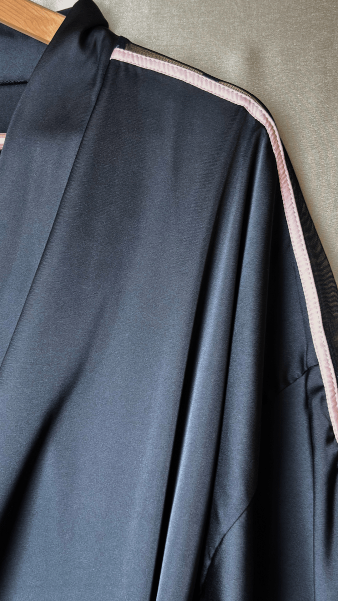 Pink Shoulders Black Robe - TRÈS FOU OR SOMETHING
