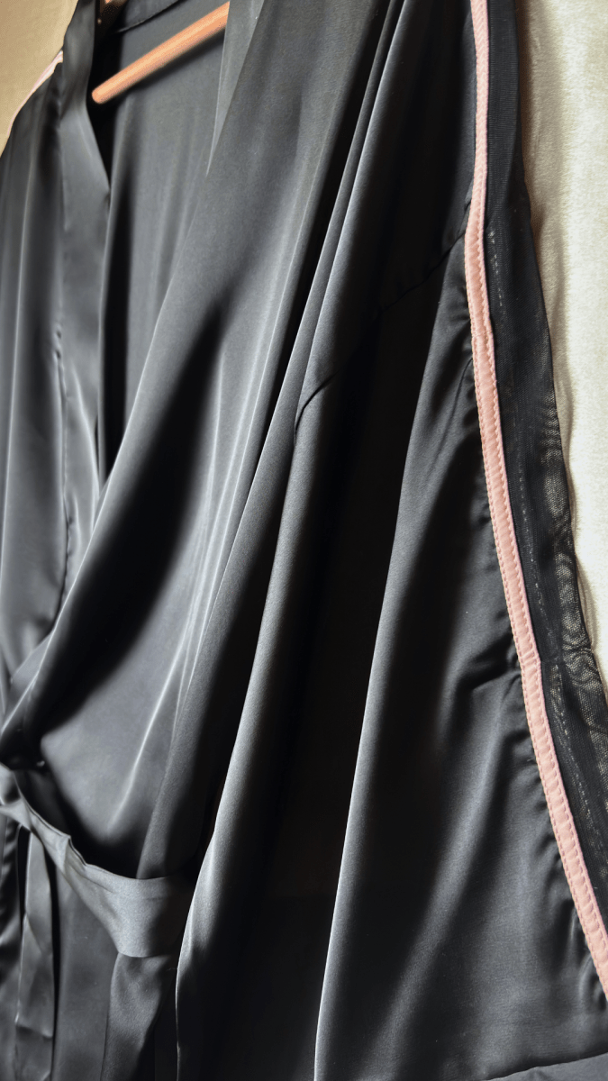 Pink Shoulders Black Robe - TRÈS FOU OR SOMETHING