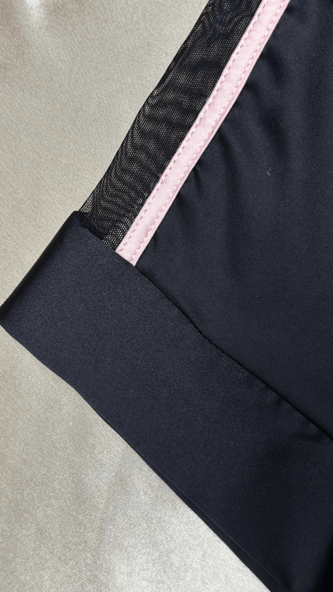 Pink Shoulders Black Robe - TRÈS FOU OR SOMETHING