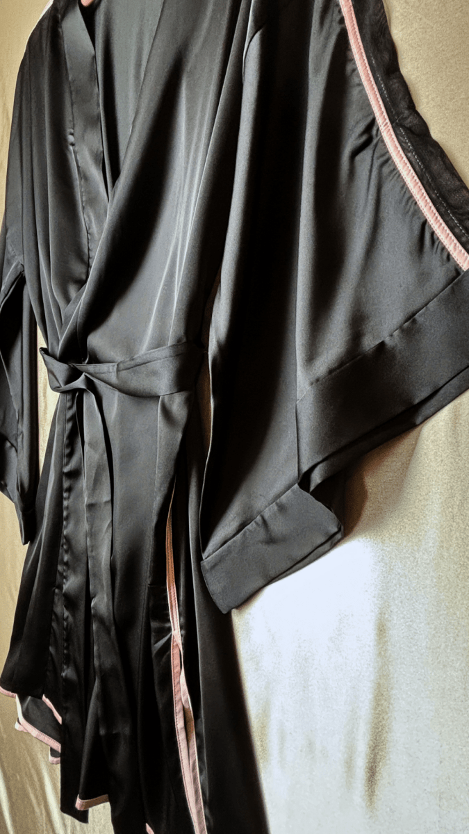 Pink Shoulders Black Robe - TRÈS FOU OR SOMETHING