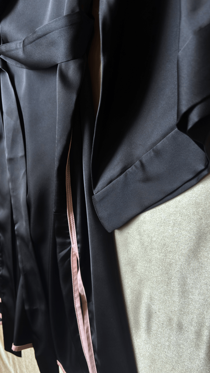 Pink Shoulders Black Robe - TRÈS FOU OR SOMETHING