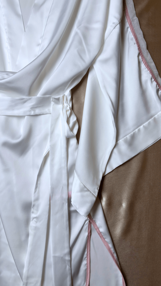 Pink Shoulders White Robe - TRÈS FOU OR SOMETHING