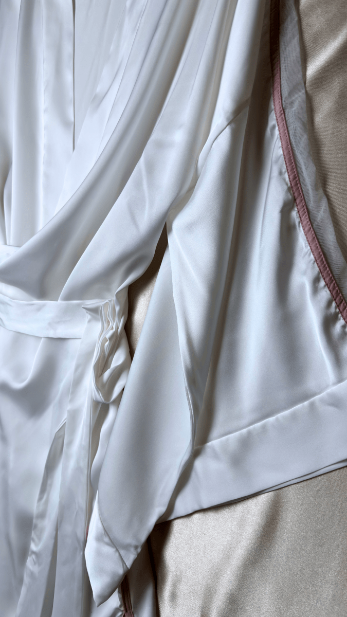 Pink Shoulders White Robe - TRÈS FOU OR SOMETHING