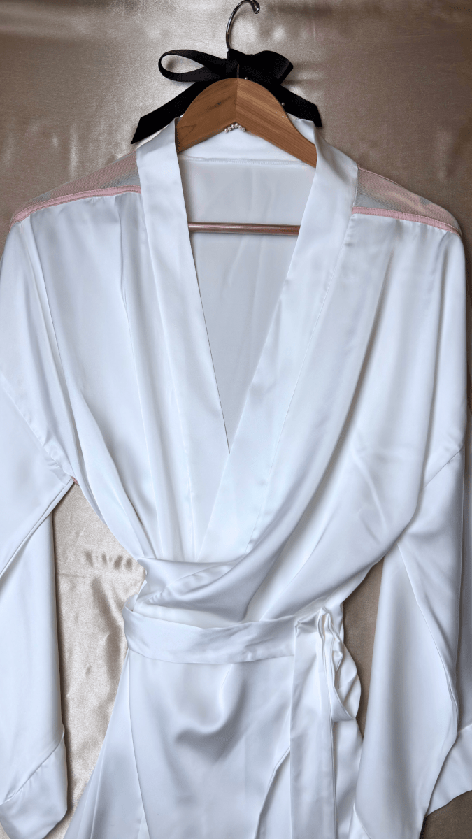 Pink Shoulders White Robe - TRÈS FOU OR SOMETHING