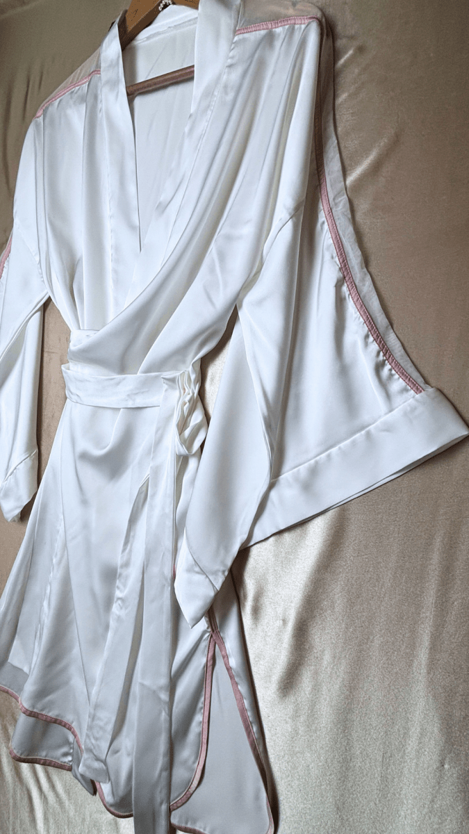 Pink Shoulders White Robe - TRÈS FOU OR SOMETHING