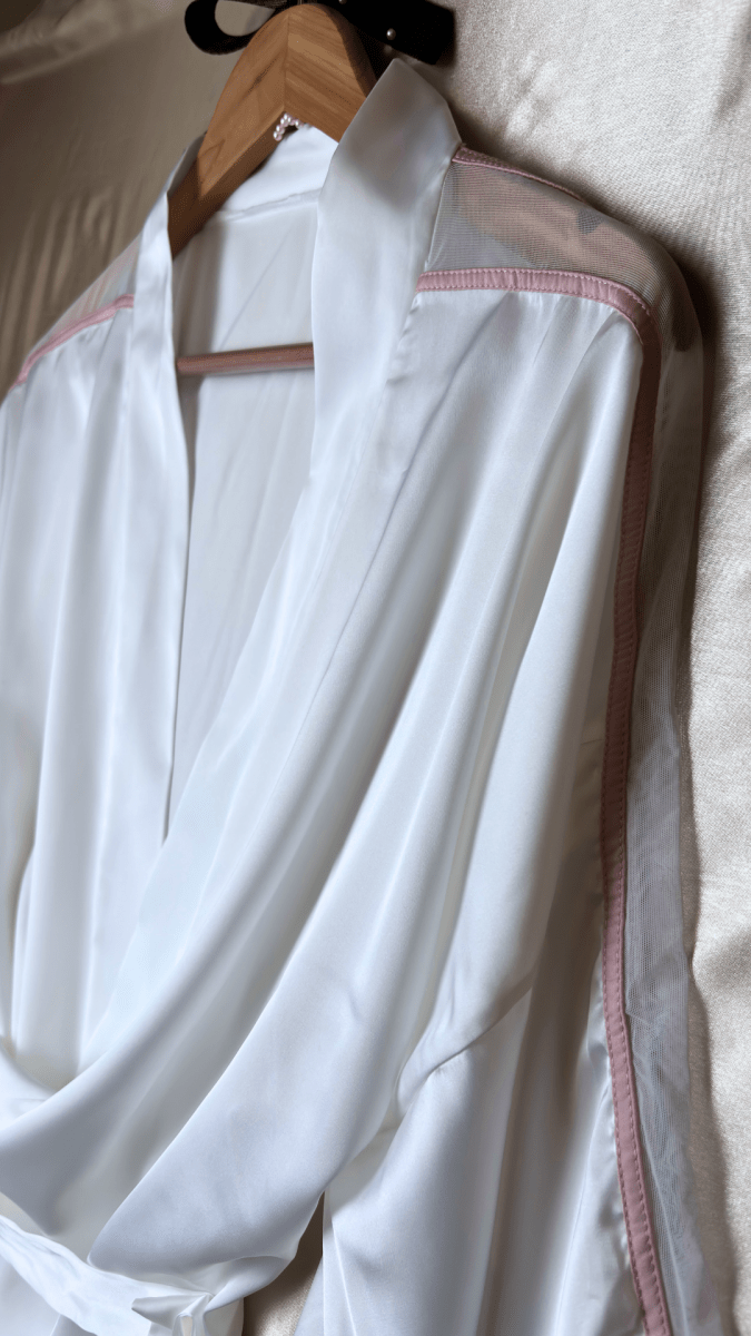 Pink Shoulders White Robe - TRÈS FOU OR SOMETHING