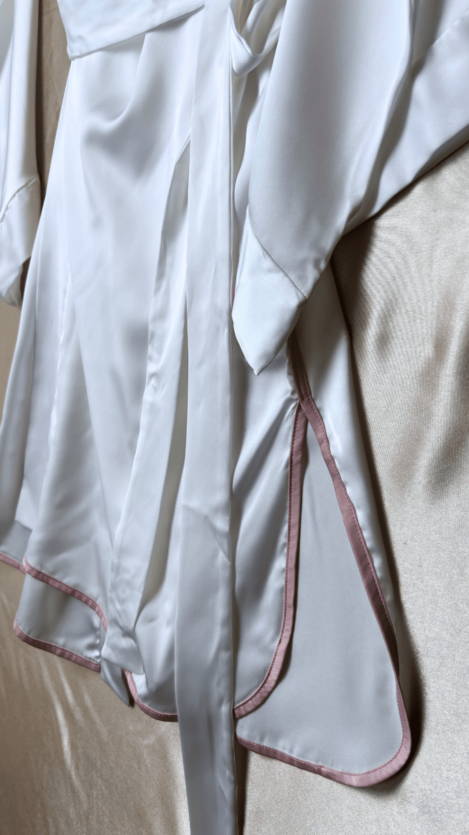 Pink Shoulders White Robe - TRÈS FOU OR SOMETHING